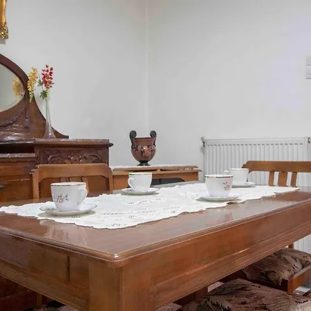Gortsologou 40. Central, Comfy And Spacious Apartamento Esparta